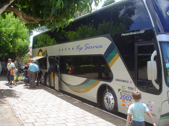 Chegada do ônibus na Praça de Anta Gorda, RS.