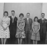 Casais: Catarina Dametto e Leonir Roversi, Hermenegilda Ferrari e Jandir Roversi, Lídia Ferrari e Claudino Roversi. Em frente à capela da Linha Quarta, Anta Gorda - RS, c. 1961.