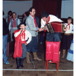 Tiago Valentim Dametto cantando ao som da gaita de seu pai, Claudio Luiz Dametto.