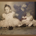 Eliane Teresinha Dametto (*14/03/1961) - vestidos seu e da boneca feitos pela mãe, Maria Santina Bertotto.