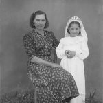 Ema Cecília Dametto - primeira Eucaristia, com a madrinha tia Rosa Dametto.