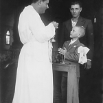 Irio Ângelo Dametto, Pe. Bruno Pariz e padrinho Domingos Ferrari no dia da primeira Eucaristia, capela da Linha Quarta, Anta Gorda - RS.