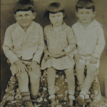 Irmãos Ivo, Nair e Eloi Chies, em frente ao hotel de seus pais, em Arcoverde, c. 1935.
