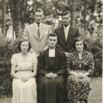Família Giosuè Dametto. Na frente: Olga, Lírio e Sabina. Atrás: Adelino e Olívio. Noviciado no Colégio Marista de Veranópolis – RS, 08/12/1954.