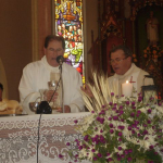 Pe. Miguel Carlos Dametto e vigário da paróquia de Anta Gorda - RS. Missa do Primeiro Encontro da Família Dametto.