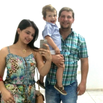 Andrea Vieira Darold e Rodrigo Dametto com o filho Leonardo.
