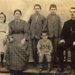 Família de Valentim e Victoria: Antonina, Victoria (mãe), Angelo Eugenio, Eugenio, Valentim (pai), Gentil Armando (sentado).
