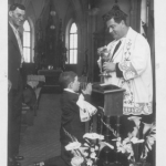 Zeferino Candido Stello, primeira Eucaristia na Paróquia de Anta Gorda. Padrinho: seu pai; celebrante: Pe. Bruno Pariz.
