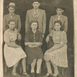 Fermina Zanatta (terceira sentada) e Artemio Domenico Mazaro (terceiro em pé), ainda namorados. Casaram-se no dia 11/09/1943.