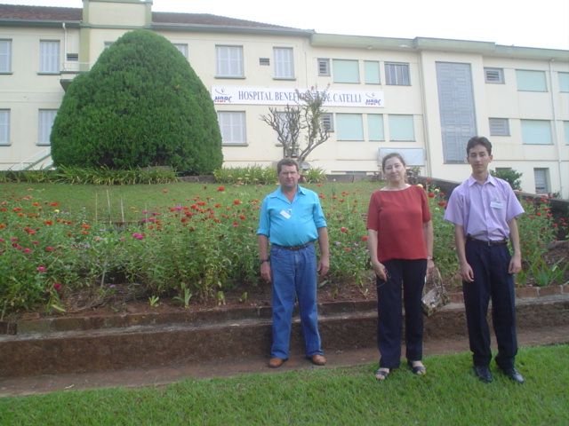 Irmãos Mario e Elzira Dametto, com o sobrinho Marcelo em frente ao Hospital Pe.  Catelli.