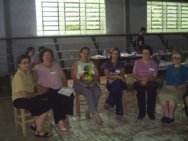 Irmãs Amélia, Justina, Maria e Catarina Dametto Roversi, entre Ilda Roversi e Carmelinda Parisotto.