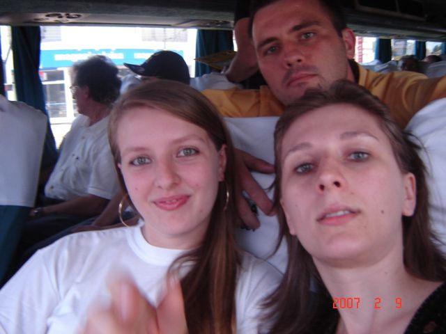 Clarice, Liciane e Ricardo Roling, no ônibus.