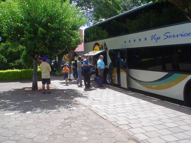 Desembarque do ônibus na Praça de Anta Gorda, RS.