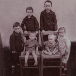 Seis filhos de Cecília Dametto e Ricardo Baseggio. Em pé: Angelo, Armando, Armelindo e Ivo. Sentados: Orlando e Devino.