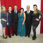 Márcia, Daniela, Mateus, Nair (mãe), Sadi Divino (pai) e Adriana Dametto.