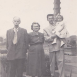 Ferdinando Dametto, sua filha Thereza Dametto e neto Ivo Chies com Jocelei no colo, quatro gerações (c.1953).