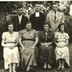 Família Giosuè Dametto. Na frente: Olga Dametto, Assumpta Zanatta, Sabina Dametto, Teresinha Riedi. Atrás: Olívio, Lírio e Adelino Dametto.