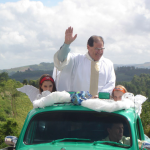 Pe. Miguel Carlos Dametto chegando à comemoração do seu Jubileu de Prata, dia 10/02/2007, na Linha Quarta, Anta Gorda - RS.