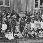 Netas e netos de José Dametto e Maria Simon Dametto (no centro), no dia 09/02/1957 – Bodas de Ouro.